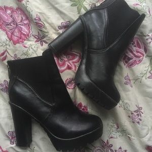 Breckelle’s Chunky Platform Chelsea Boots (7.5)